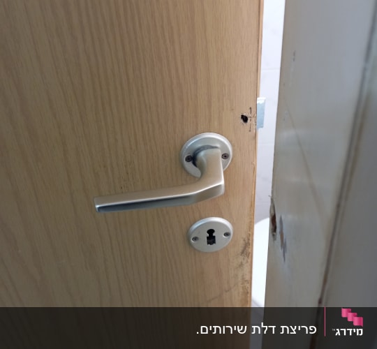ידית דלת מתכתית עם חור מנעול